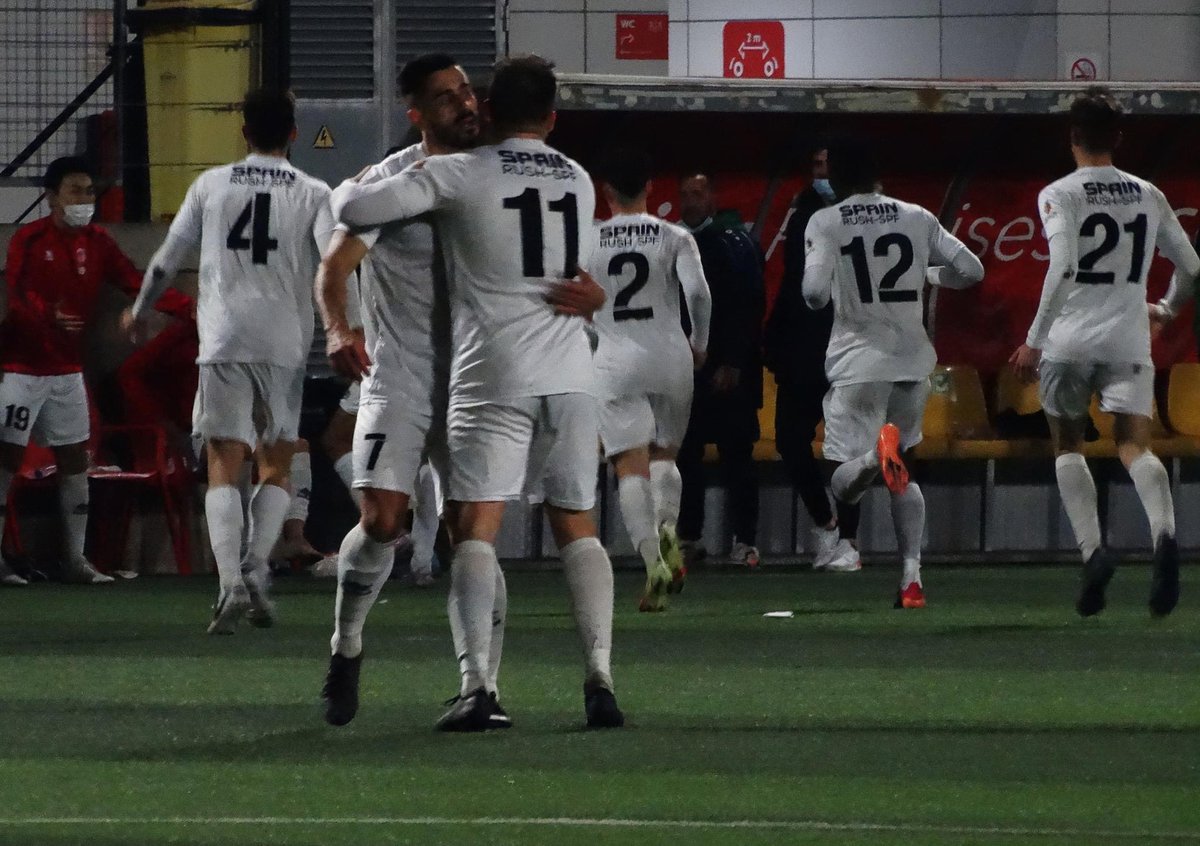 PgOdracir's tweet photo. No vol ser mai protagonista dels triomfs, sempre li cedeix els honors als jugadors, però hui el que NINGÚ pot discutir-li a Sanz és que s'està deixant la vida literalment pel @SillaCF. I ho fa tapant-se moltes vegades els ulls, les orelles i la boca. Mèrit❓TOT
#aleblanquets https://t.co/UQzshrVTkd