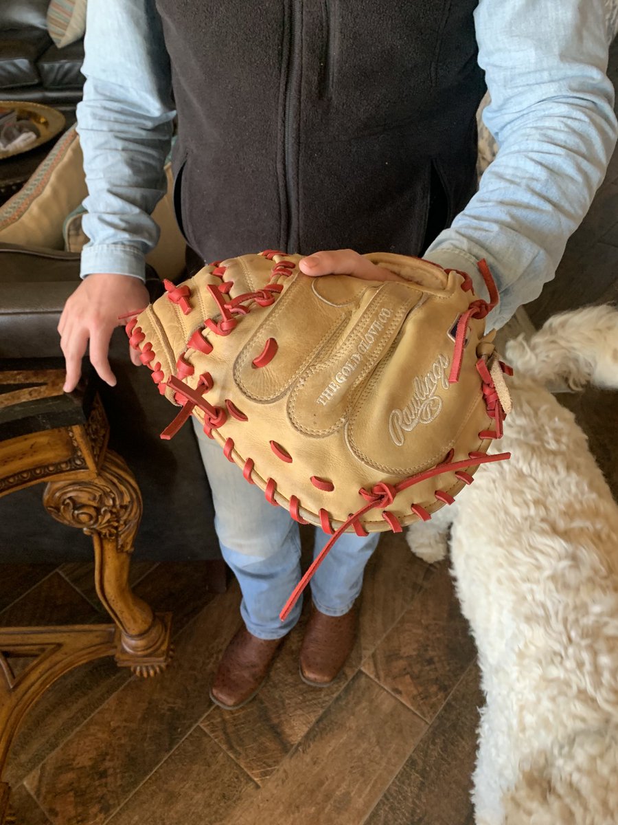 Got the mitt back just. Looks amazing!!! Big shout out to ⁦<a href="/KCgloveworks/">KC Gloveworks</a>⁩ for the work