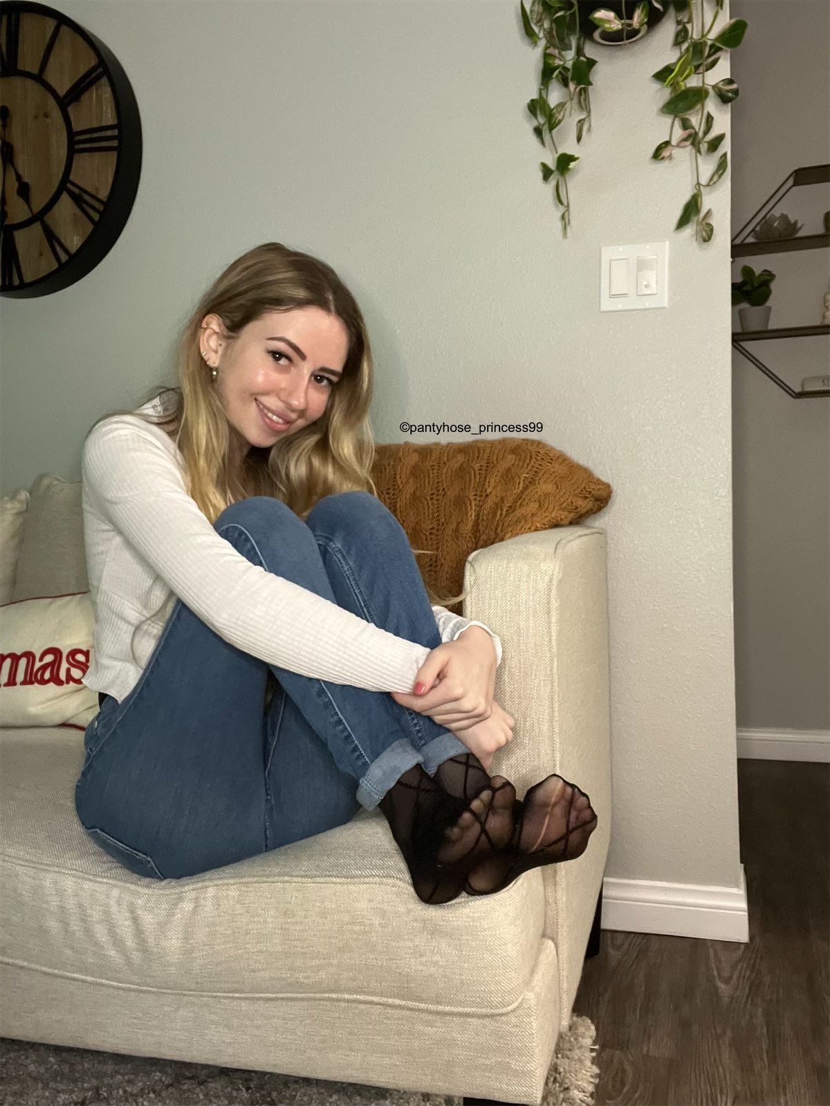 Riley on Twitter: "Happy Sunday!!!😘🥰😋 #pantyhosenation #pantyhoseaddict ...