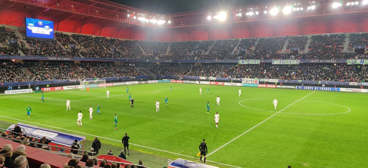 Présent ce soir au stade du Hainaut afin d’encourager l'Entente Feignies-Aulnoye. Quelle joie de voir un stade magnifique plein comme un œuf. Je ne désespère pas de retrouver la même ambiance avec le @vafc. #RaisonPlutôtquObstination #VAFC
