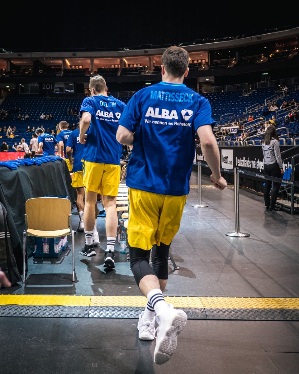 albaberlin's tweet photo. Kurz vor Tipoff gegen den @FCBBasketball in der @MBArenaBerlin!🚨
Luke Sikma fehlt mit Rückenproblemen und Christ Koumadje wegen einer Knöchelverletzung.

Der ALBA-Kader:
Blatt / Lô / Mattisseck / Smith
Eriksson / Delow / Zoosman / Olinde
Schneider / da Silva / Thiemann / Lammers https://t.co/TIYpUVgKtE