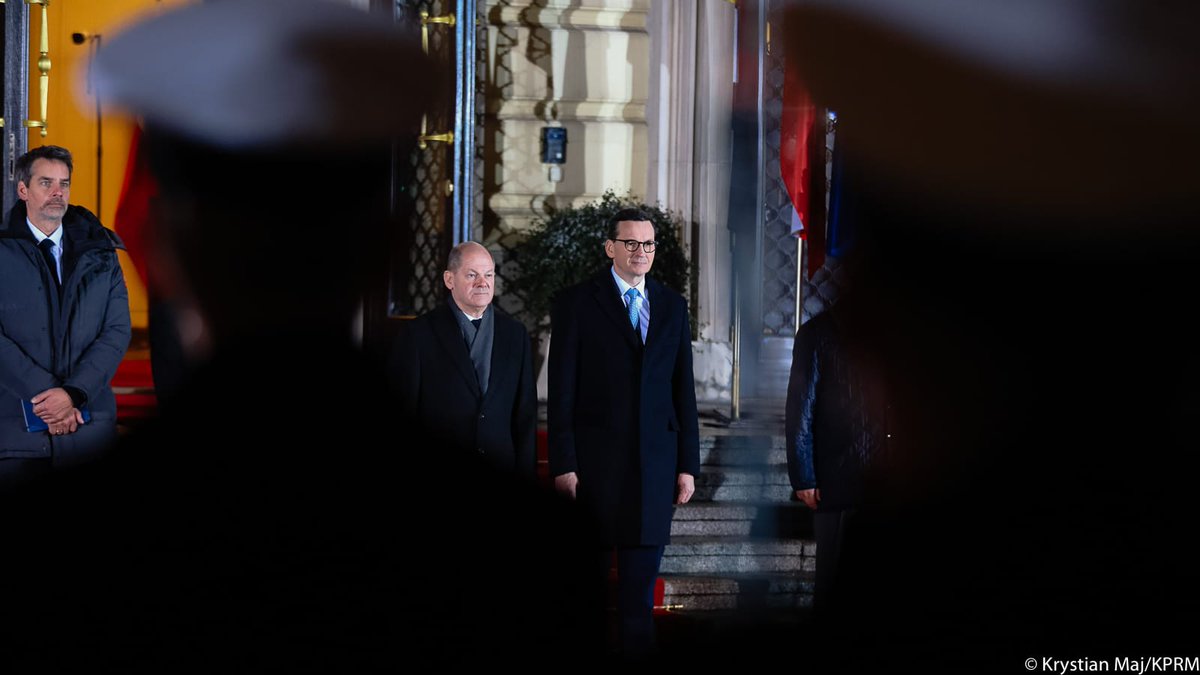 PremierRP's tweet image. 🇵🇱🇩🇪 Trwa ceremonia oficjalnego powitania kanclerza Niemiec @OlafScholz przez premiera @MorawieckiM w #KPRM.