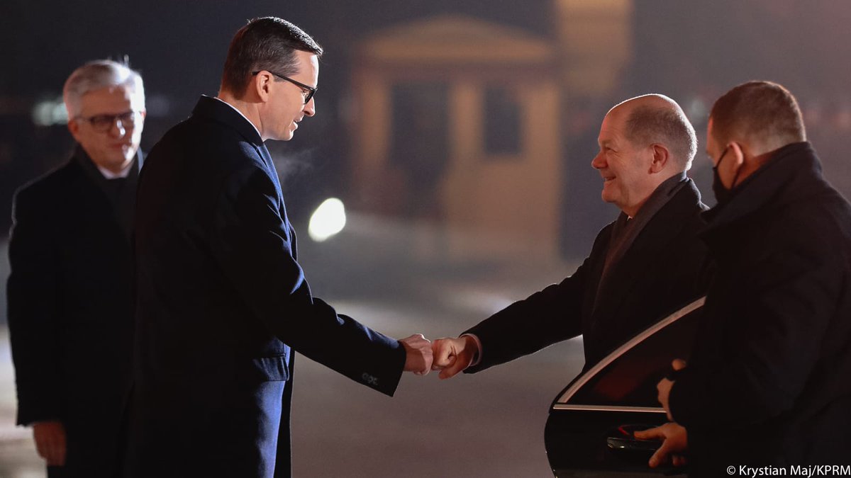 PremierRP's tweet image. 🇵🇱🇩🇪 Trwa ceremonia oficjalnego powitania kanclerza Niemiec @OlafScholz przez premiera @MorawieckiM w #KPRM.