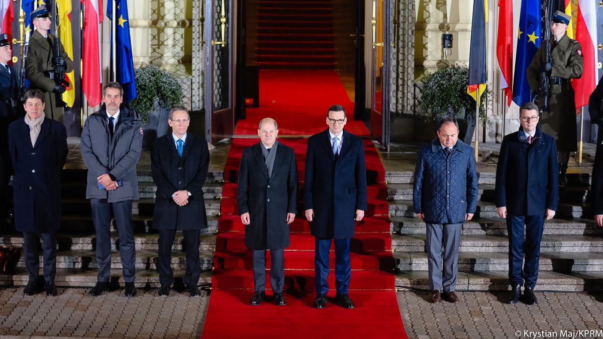 PremierRP's tweet image. 🇵🇱🇩🇪 Trwa ceremonia oficjalnego powitania kanclerza Niemiec @OlafScholz przez premiera @MorawieckiM w #KPRM.