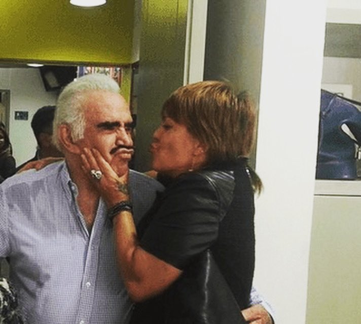 Al3jandraGuzman's tweet photo. En Paz Descanses Amigo @_VicenteFdez ¡Siempre seguirás siendo El Rey! 🙏🏻 México y el mundo esta de luto. https://t.co/ldhUe6iDkH