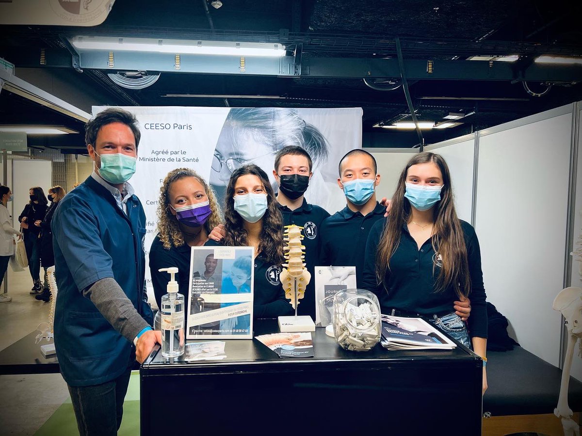 CEESOPARIS's tweet photo. Nos étudiants et notre directeur @bbouriaud  au salon @letudiant. Plein d’inscriptions à notre JPO de janvier, et des journées d’immersion programmées. 👨🏻‍🎓👩🏼‍🎓👨🏽‍⚕️⚕️🏥 https://t.co/YL8kd6Xyji