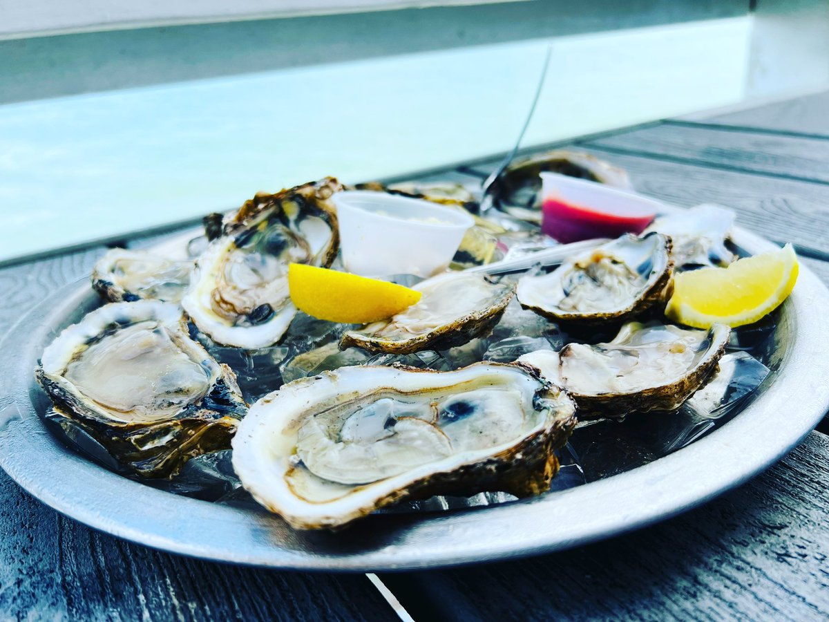 MARCALANGRAY's tweet image. #Oysters on the #HalfShell on the #Water, #Yes #Please. #Atlantic #Ocean #Pier #Beach #Island #Life #Sunshine #Sea #EatLocal #FreshCatch #EatFresh #BeachHouse #DJ #MAG #DR #JEB #JEBx