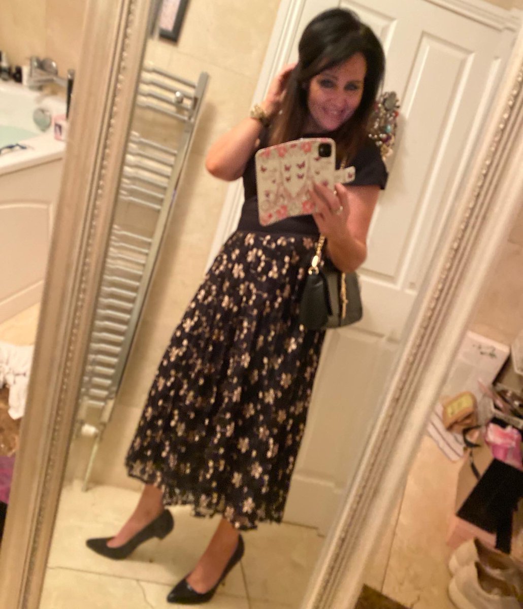GeraldineGrealy's tweet photo. I’m super excited to showcase some Festive Sunday Style options from leading Irish online fashion boutique @mykindofdress #Collaboration #pr #brandambassador #dress #blazer #accessories Use my exclusive promo code GGMKOD20 &amp; bring some style sparkle to your wardrobe this Xmas ✨ https://t.co/PIU1eWWShv