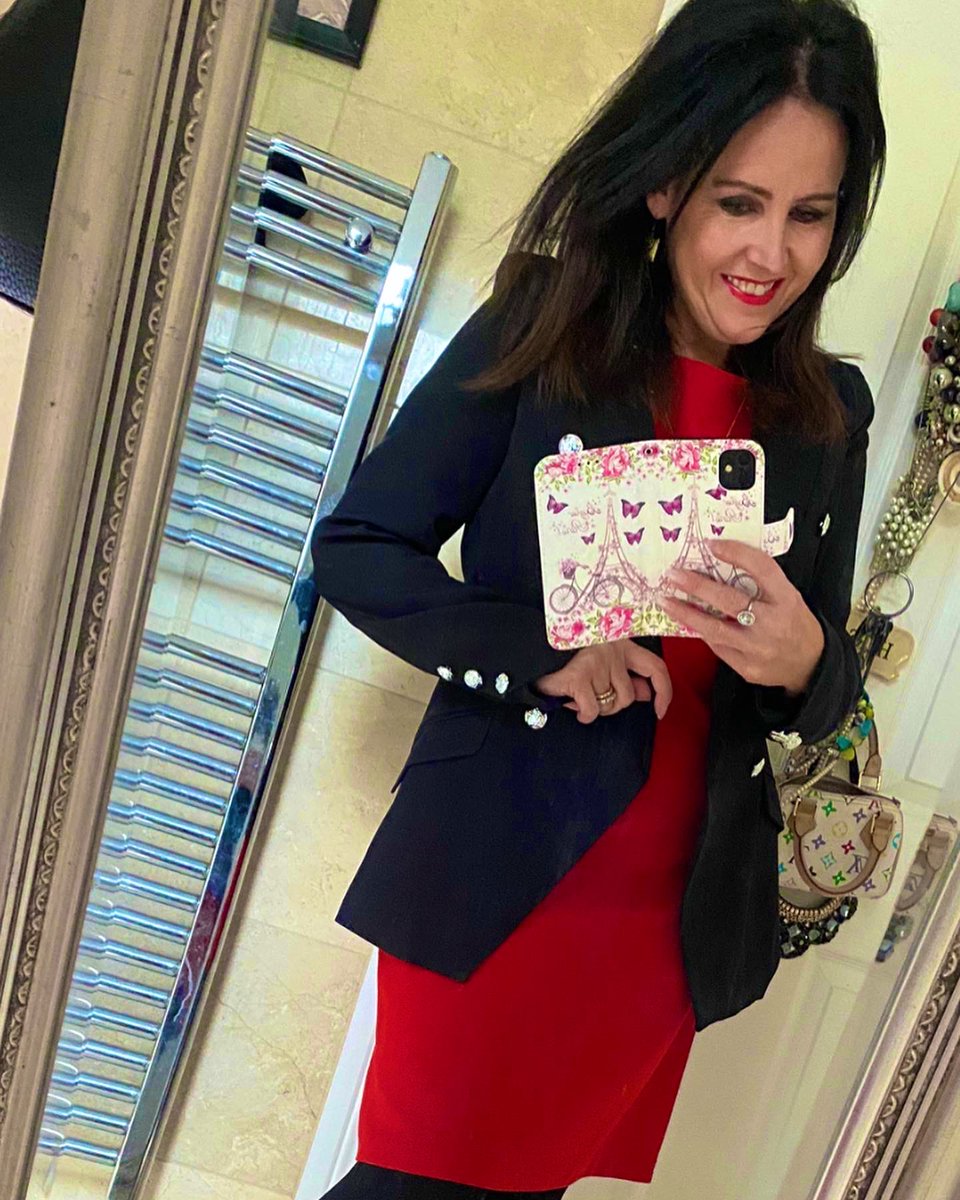 GeraldineGrealy's tweet photo. I’m super excited to showcase some Festive Sunday Style options from leading Irish online fashion boutique @mykindofdress #Collaboration #pr #brandambassador #dress #blazer #accessories Use my exclusive promo code GGMKOD20 &amp; bring some style sparkle to your wardrobe this Xmas ✨ https://t.co/PIU1eWWShv