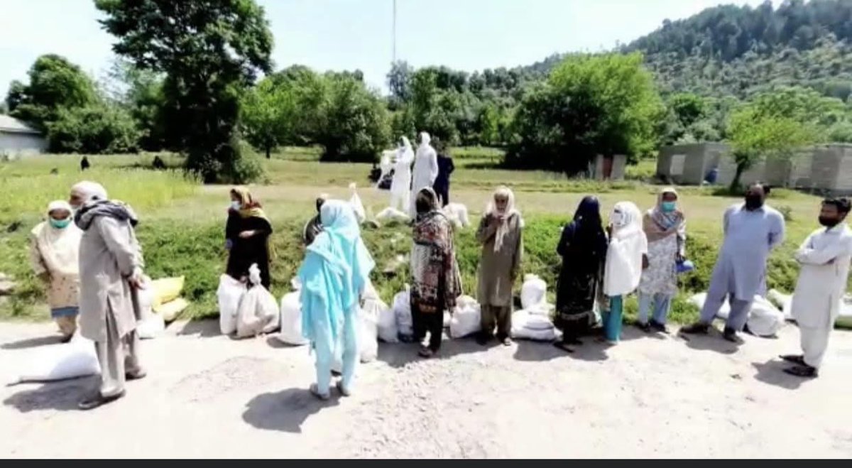 SardarShafiq's tweet photo. Since 2017, #LoCfoundationuk has provided food packs to underprivileged families in line of control areas in #AzadKashmir. Support our work to eradicate hunger and tackle malnutrition through our food programme.https://t.co/gJkMi2GDBt https://t.co/lruhorzM4s