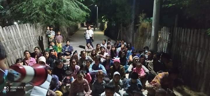 Peaceful sit-in night strike against the Military Dictatorship in a village of Latpadaung.

#WarCrimesOfJunta #Dec12Coup
#WhatsHappeningInMyanmar