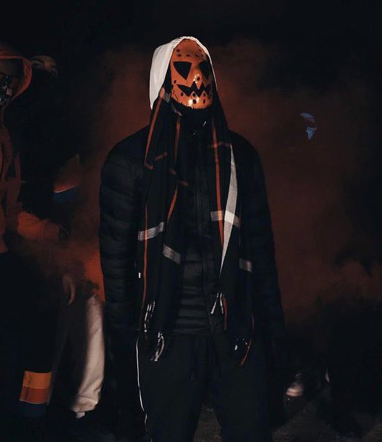 Kulturlesite_'s tweet photo. Cet homme sort son premier projet vendredi 🎃🔪 https://t.co/BVpjWPEaSQ