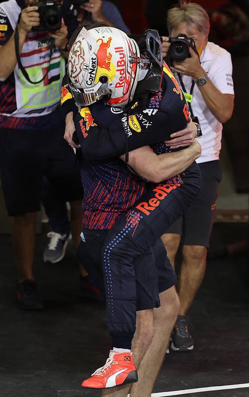 Si Checo no hubiese hecho perder alrededor de 7-8 segundos a Lewis Hamilton, seguramente éste podría haber parado bajo el SC y salir por delante de Verstappen con blandos.

Hoy, la defensa de Checo ha valido un mundial. Una defensa antológica.