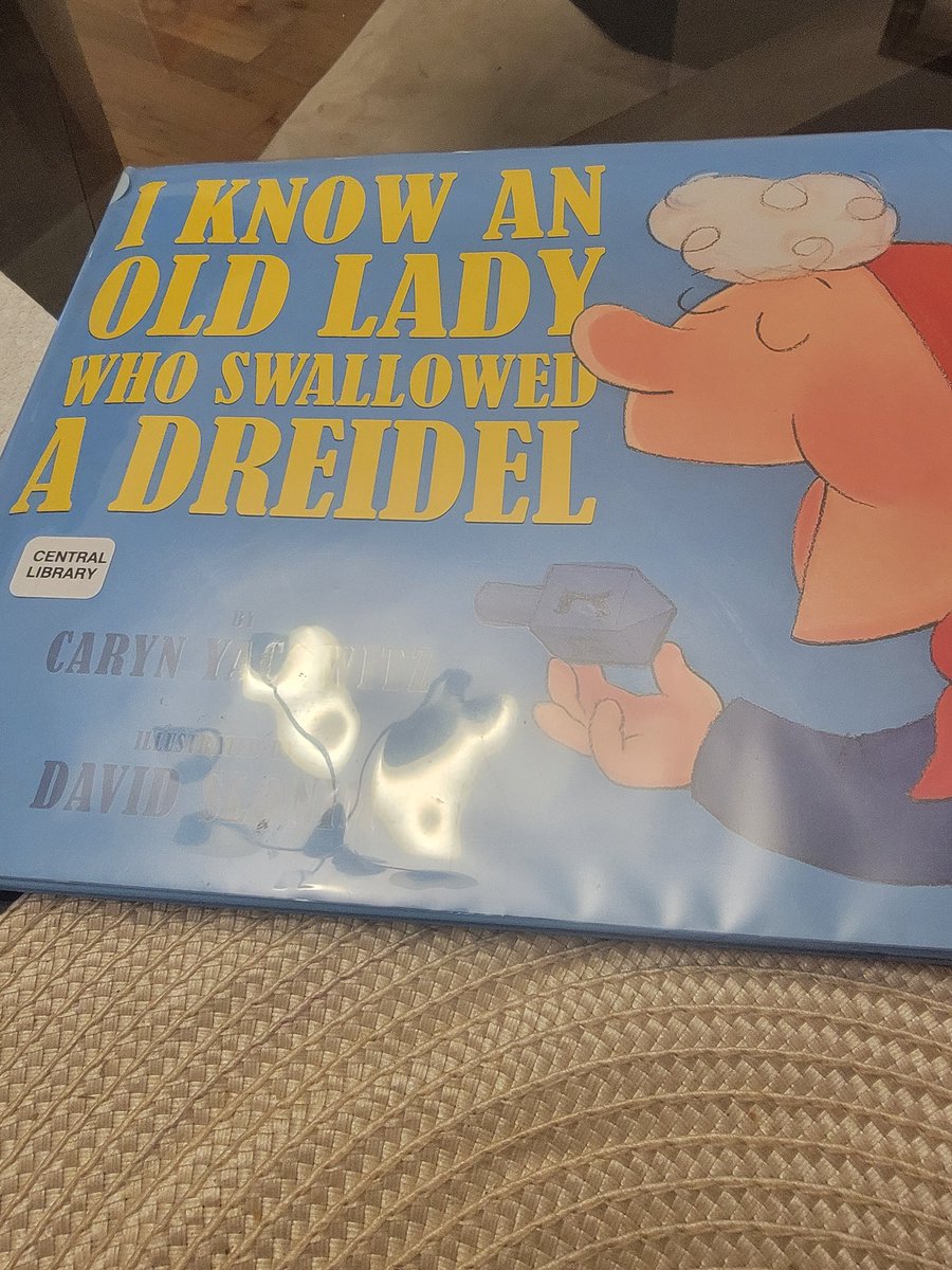 m_diakiw's tweet photo. Our weekend @calgarylibrary trip yielded this gem that Clarke picked out ... which features famous works of art (or slightly altered renditions ๐) and a familiar(ish) story
#holidayreading #kidsbooks #librarytrip #librariesrock #breakfastread https://t.co/86bUw6ouqj