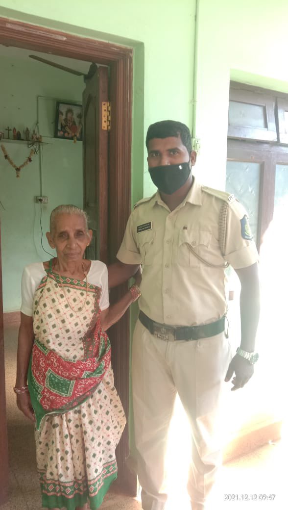 spsouthgoa's tweet photo. #SouthDistrict Police rendering their service towards #Seniorcitizens with dedication & devotion by visiting them & asking about their well-being. #Dailyvisit #Beatpolice.... @DGP_Goa https://t.co/Zpg0GpAEPK
