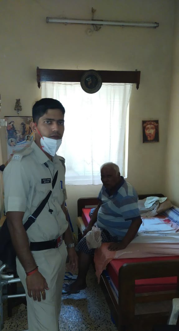 spsouthgoa's tweet photo. #SouthDistrict Police rendering their service towards #Seniorcitizens with dedication & devotion by visiting them & asking about their well-being. #Dailyvisit #Beatpolice.... @DGP_Goa https://t.co/Zpg0GpAEPK