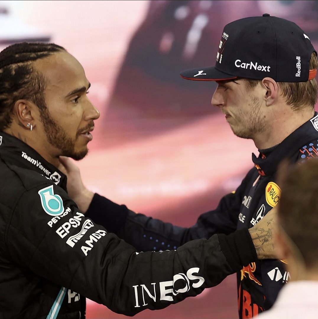 BianCisco's tweet photo. La foto più bella dopo un ultimo giro, un'ultima gara, una stagione a dir poco incredibili. Vince con merito #Verstappen ma onore a #Hamilton, il valore dell'avversario rende speciale la sua vittoria. Può calare il sipario, non servono altri colpi di scena #F1 #AbuDhabiGP #SkyF1 https://t.co/mGvJPPC8Al