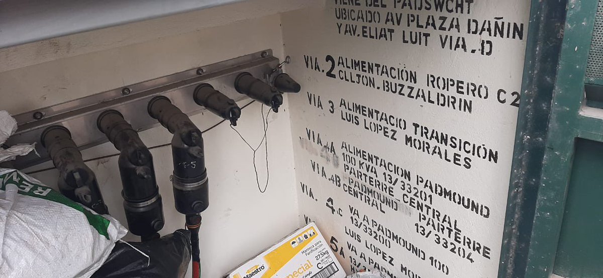 #Guayaquil | Indigente causó falla en un centro de carga que suministra de energía eléctrica a los bloques de la FAE, norte de la ciudad. Técnicos realizaron las maniobras correctivas y al momento el servicio está normalizado.