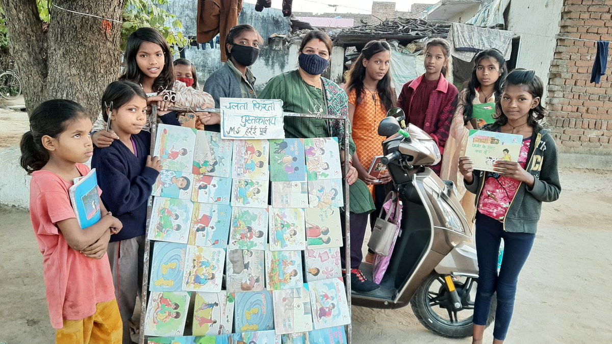 UshaDubey05's tweet image. पुस्तकों का जीवन में वही महत्व है जो महत्व सूर्य का पृथ्वी के लिए है।📚🌍🌞
बच्चों तक पुस्तकों का गुलदस्ता पहुँचाते रहेंगे हम।
#mobile_library