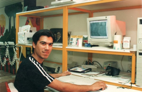 anubis4d's tweet photo. @Miguel_Boggiano Yo a los 18 años leí un libro de #Photoshop de un libro, pregunté el precio de un escaneo en el local de fotos para practicar y me ofrecieron un laburo de 600 dólares por mes. Yo estudiaba así que ELEGI hacer medio turno y enseñe a un amigo para que haga el otro. #PrimerLaburo https://t.co/YZR1zYfapy