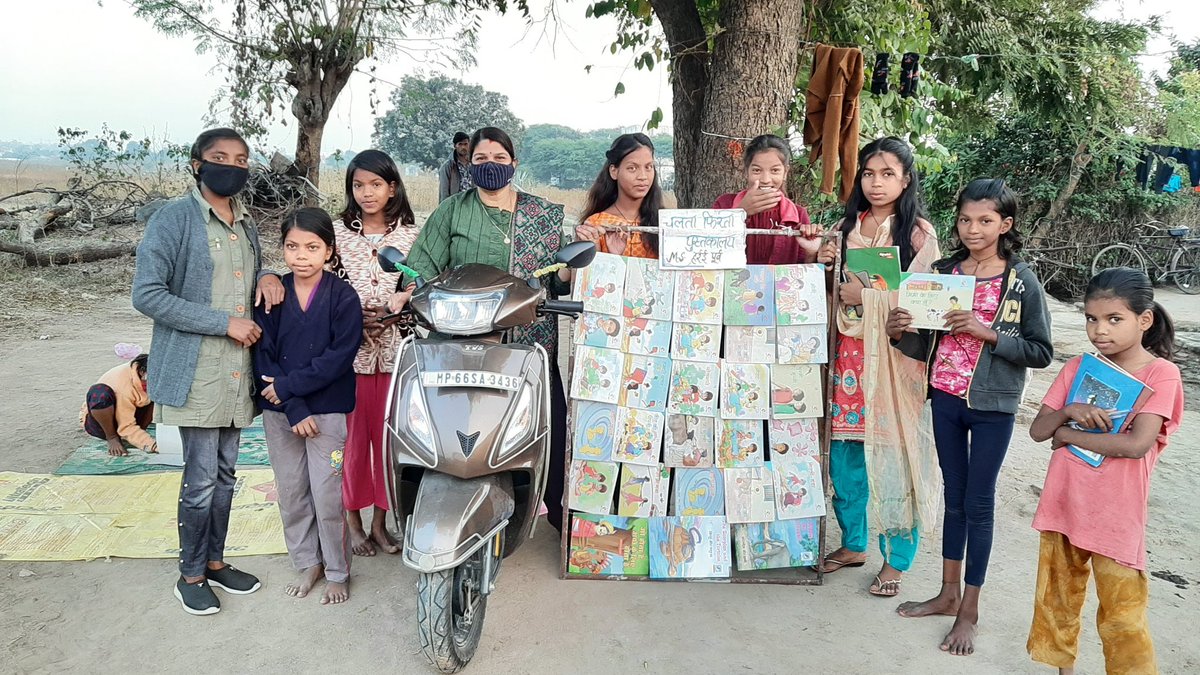 UshaDubey05's tweet image. पुस्तकों का जीवन में वही महत्व है जो महत्व सूर्य का पृथ्वी के लिए है।📚🌍🌞
बच्चों तक पुस्तकों का गुलदस्ता पहुँचाते रहेंगे हम।
#mobile_library