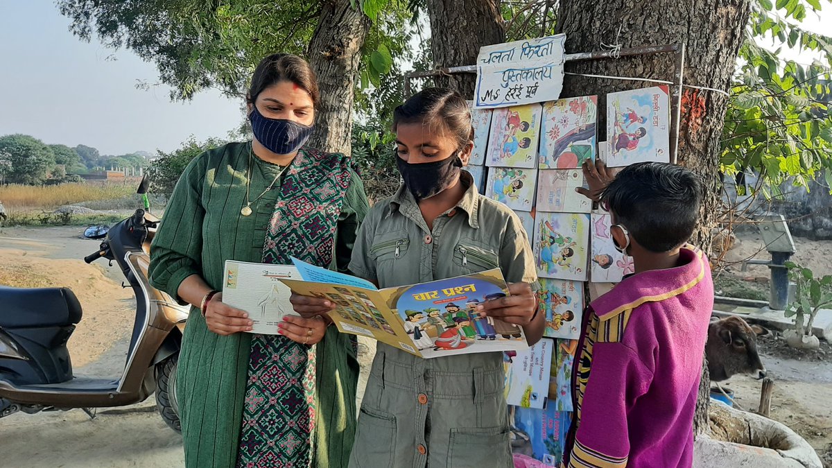 UshaDubey05's tweet image. पुस्तकों का जीवन में वही महत्व है जो महत्व सूर्य का पृथ्वी के लिए है।📚🌍🌞
बच्चों तक पुस्तकों का गुलदस्ता पहुँचाते रहेंगे हम।
#mobile_library