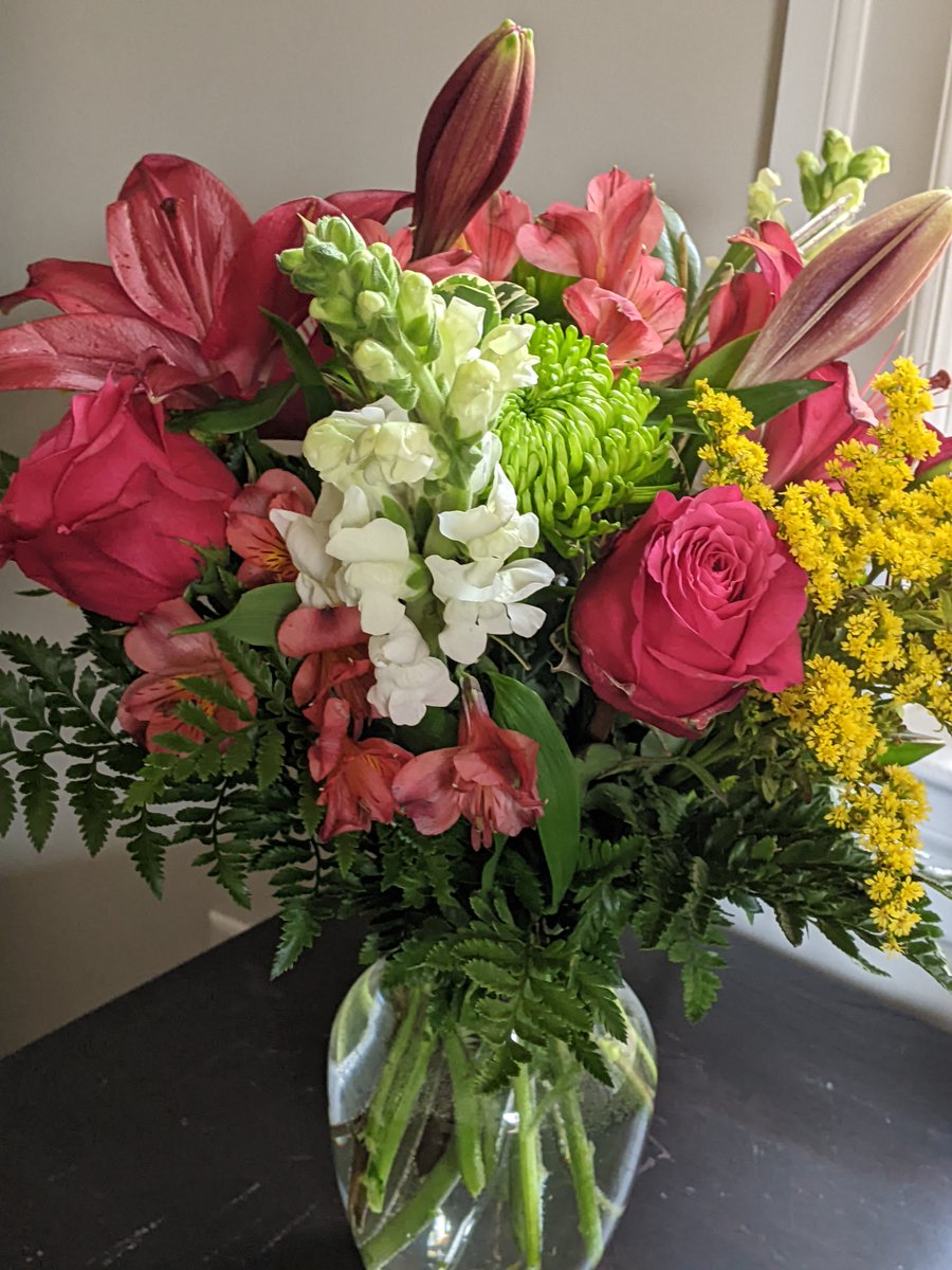 kellyspaulding's tweet photo. Drinking tea, crock potting white chicken chili, #Salesforcing whilst surrounded by flowers, I may have found my happy place. #Sundays #DataWork #Birthdayweek https://t.co/3fHje5szxl