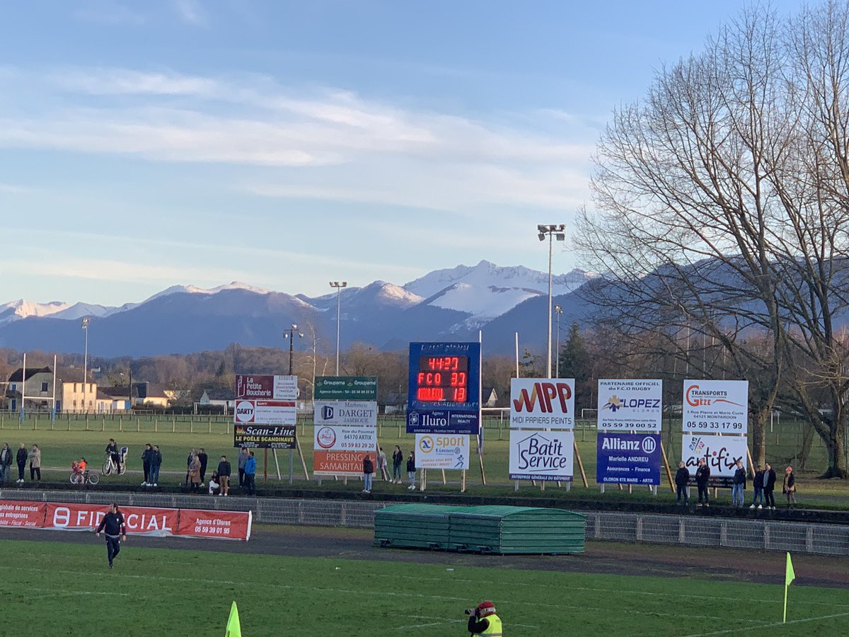 Victoire d’Oloron devant une équipe de Mauléon admirable dans un stade plein au pied des Pyrénées enneigés. #lerugbycommeonlaime @FranceRugby