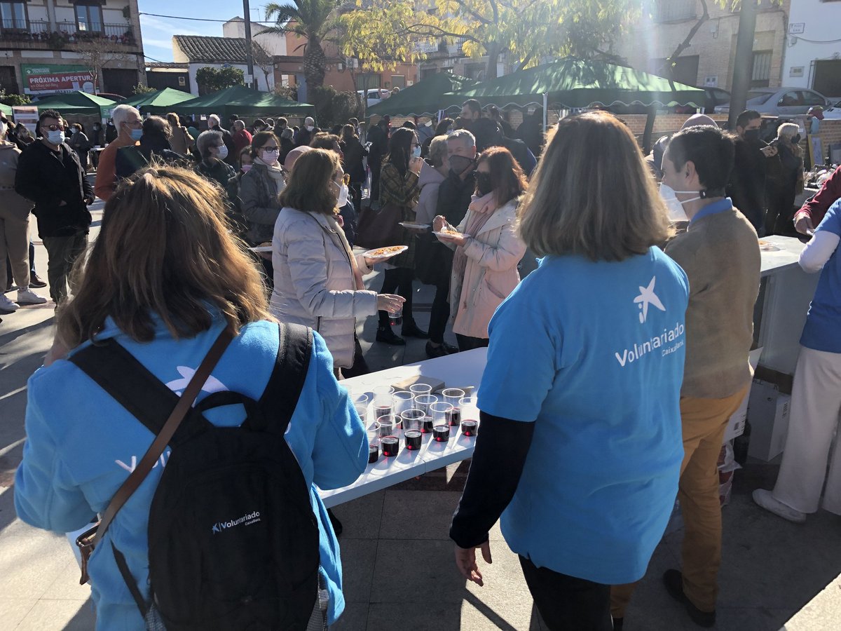 victorss90's tweet photo. 📢 Hoy tambien el #VoluntariadoCaixaBank 👕🧢 en #Toledo con más de una decena de EESS en el II Mercadillo Solidario para visibilizar a las personas con #discapacidad, organizado por el @AytoOlias 

🤝 Gracias @navascharo1 por contar un año más con el #Voluntariado de @caixabank https://t.co/SUHVNZOWQW