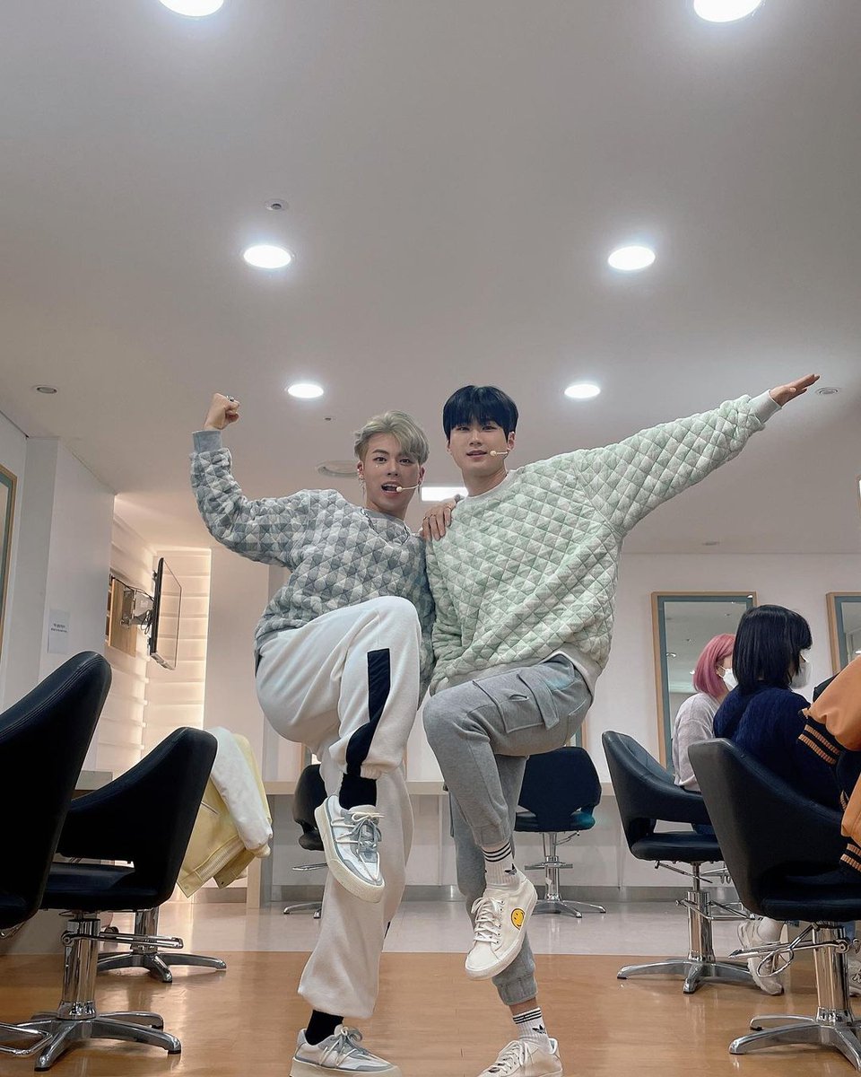 WAOBRAZIL_'s tweet photo. [ 🤳 INSTAGRAM | 12.12.21 ]
 
— Os dois mais velhos, aqui vamos nós♥️
Tenham um bom fim de semana❗

🔗https://t.co/zOanl3JtlC

~ 🌈
#WeAretheOne #WAO #위아더원
@WAO_official_ #GUWON #구원 #FILLIP #필립 https://t.co/emoP7ITQMU