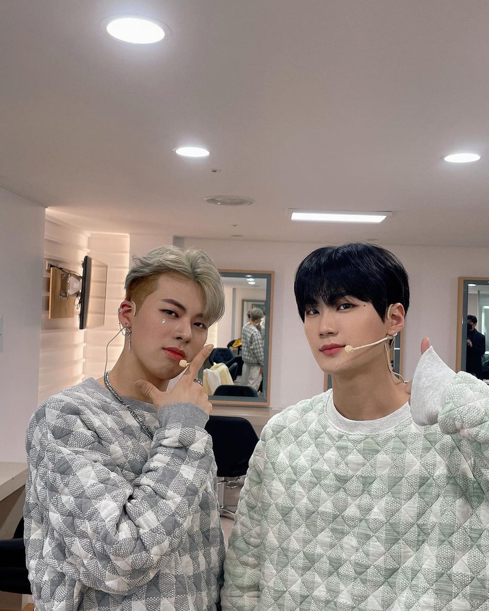 WAOBRAZIL_'s tweet photo. [ 🤳 INSTAGRAM | 12.12.21 ]
 
— Os dois mais velhos, aqui vamos nós♥️
Tenham um bom fim de semana❗

🔗https://t.co/zOanl3JtlC

~ 🌈
#WeAretheOne #WAO #위아더원
@WAO_official_ #GUWON #구원 #FILLIP #필립 https://t.co/emoP7ITQMU