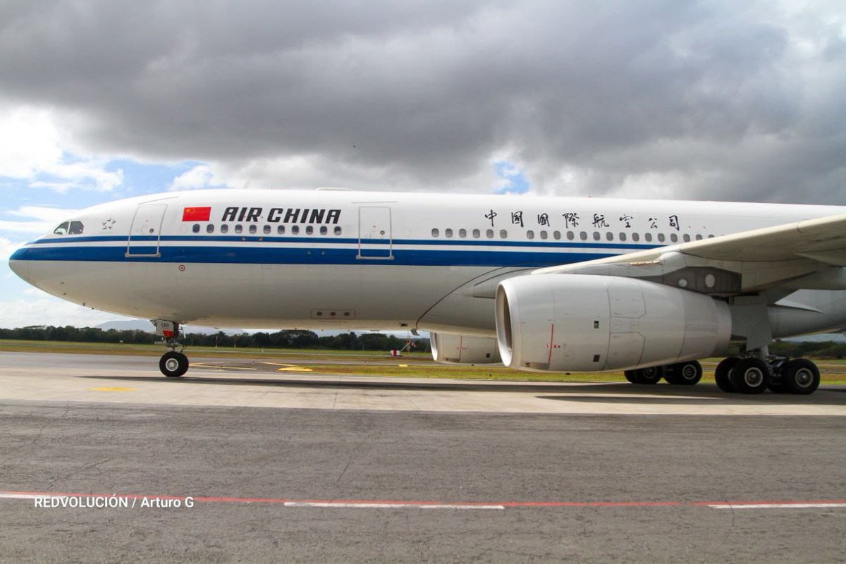 Silais_Leon's tweet photo. #VacunandonosPuebloQueVence
Pueblo hermano #China envía una donación de 200 mil dosis de la vacuna💉Sinopharm contra la #COVID19

Acompañado de una Delegación de la República Popular China encabezada por Ministro Consejero Sun Yi
#DiciembreEnPazYVictorias 
#LeónRevolución https://t.co/oNC2D59syJ