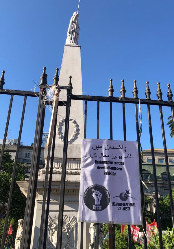 FrontStudents's tweet photo. #Argentina
Anti IMF rally held by different trade unions and Left Parties. Many thousands gathered at #PlazaDeMayo to reject government intended IMF deal. https://t.co/RBkDoOgMr8