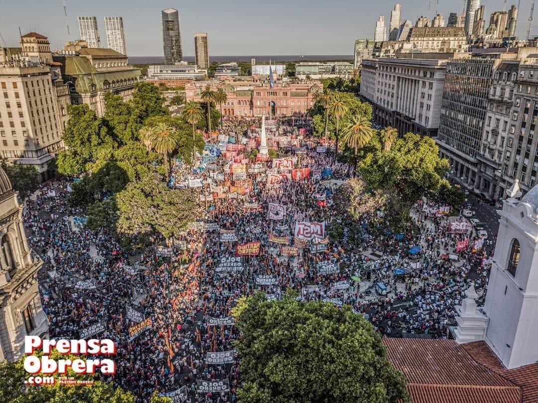 FrontStudents's tweet photo. #Argentina
Anti IMF rally held by different trade unions and Left Parties. Many thousands gathered at #PlazaDeMayo to reject government intended IMF deal. https://t.co/RBkDoOgMr8