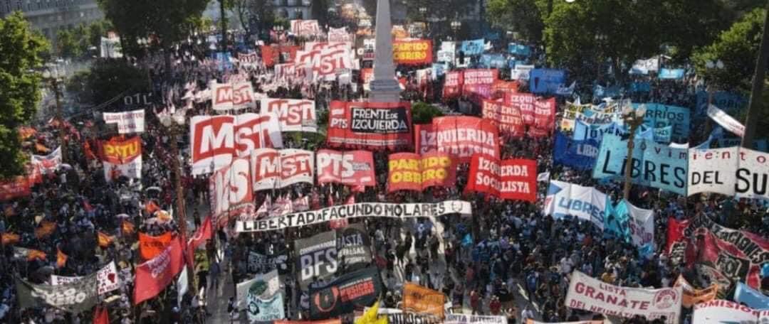 FrontStudents's tweet photo. #Argentina
Anti IMF rally held by different trade unions and Left Parties. Many thousands gathered at #PlazaDeMayo to reject government intended IMF deal. https://t.co/RBkDoOgMr8