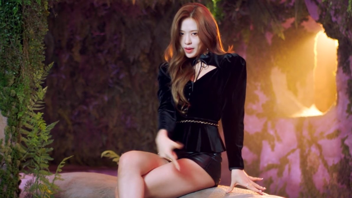 yujinthinkr's tweet photo. the ethereal being that is an yujin https://t.co/7qZ3H9uY6n