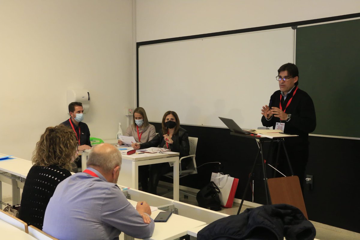 PsoeGranada's tweet photo. 🔴  Las comisiones 'Una recuperación económica justa y sostenible', 'Cohesión Social', 'Cohesión Territorial' y 'El PSOE de Granada: El Partido hegemónico que evoluciona con la sociedad granadina' abordan el debate de enmiendas al nuevo proyecto político
#26CongresoPSOEGR https://t.co/xh2FDeJHM2