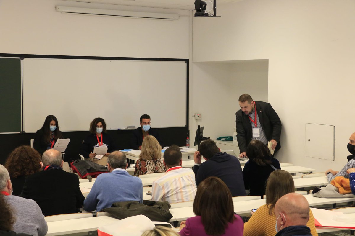 PsoeGranada's tweet photo. 🔴  Las comisiones 'Una recuperación económica justa y sostenible', 'Cohesión Social', 'Cohesión Territorial' y 'El PSOE de Granada: El Partido hegemónico que evoluciona con la sociedad granadina' abordan el debate de enmiendas al nuevo proyecto político
#26CongresoPSOEGR https://t.co/xh2FDeJHM2
