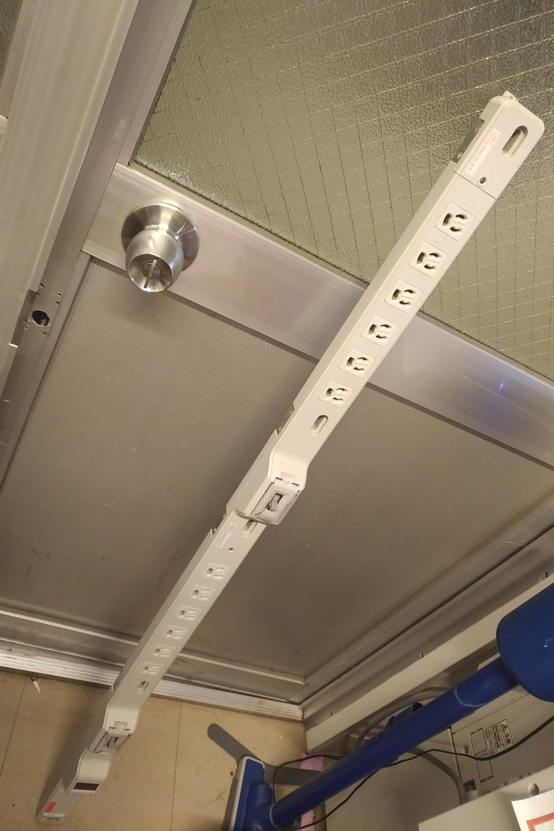 実はもっと強そうなの持ってる。あと3本ほど。
LEDバリバリ仕込むのに、タコ足じゃなくてバトン上に設置されたコイツにとにかく突っ込むと楽で便利なのだわさ。ブレーカーで一括で落とせるし、電流計も付いてるし。
ヤフオクのサーバカテゴリに数千円程度でよく出現してます。