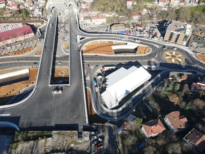 ZekiTosun67's tweet photo. 2️⃣ Bundan böyle Zonguldak - Kilimli arası çok daha yakın ve şehir içi trafiğimiz ise nefes almış olacak. Şimdiden vatandaşlarımıza hayırlı olsun temennilerimi iletiyorum. Yapımda emeği geçen herkese şükranlarımı sunuyorum. #HepBeraberZonguldAK https://t.co/bOBinQ7b94