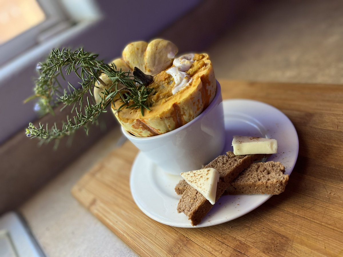 RaySamlow's tweet photo. Late Harvest Heirloom Pumpkin Bisque in vessel with Gingerbread-spiced Crouton and Organic Triple Cream Butter 🔥 #chefrayraysamlow #chef
#arkproductions https://t.co/Pcukrdr9j0