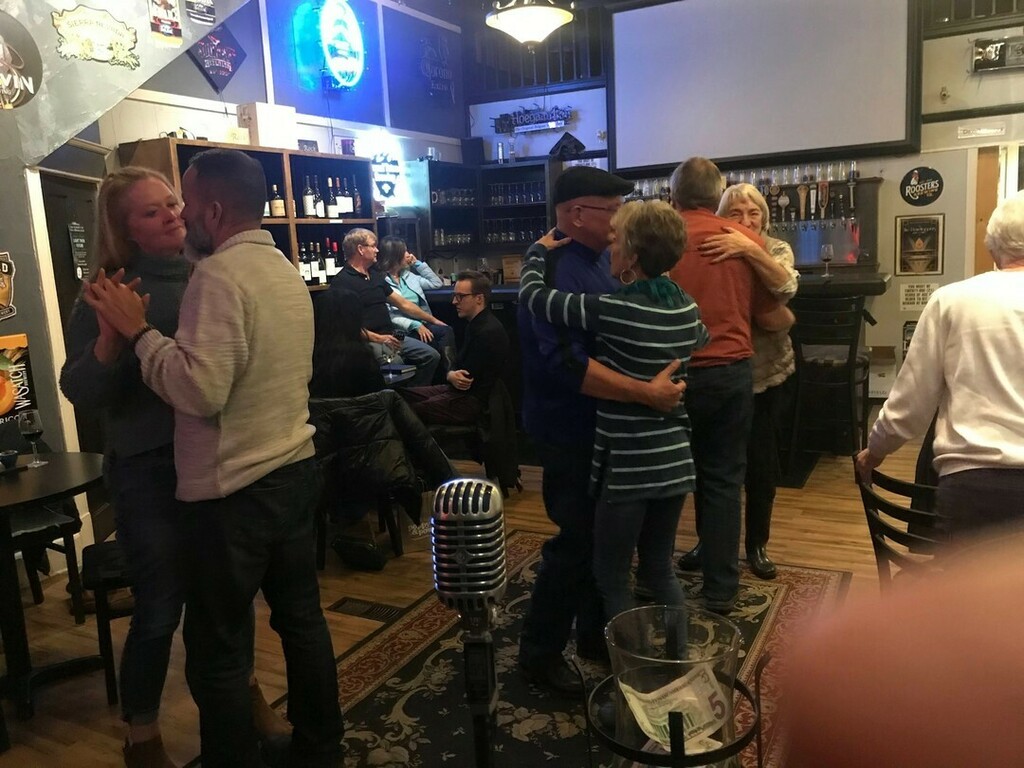jazzonastick's tweet photo. People enjoying each other.  That's what we enjoy, while we play.  Come hear #vintagelivejazz each Sunday at Yellowstone, 10a-12p, and each Wednesday at BlackRock, 6-8p.  Merry Christmas and happy holidays to you all. https://t.co/DjTndlg1IE https://t.co/2uzGwSG343