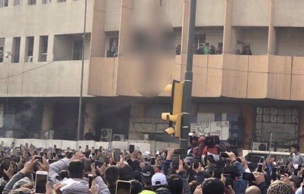 ١٢/١٢/٢٠١٩ حين تجلت وحشية اقذر بشر في هذه الأرض عملاء أمريكا النجسين في صورة.
#الوثبة_اسقطت_تشرين