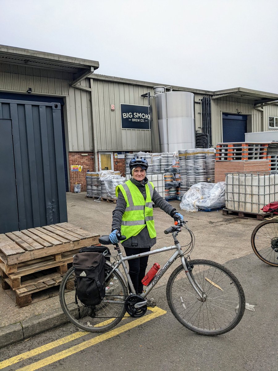 merrypedaller's tweet photo. Fab morning cycle yesterday via Kingston, Long Ditton, Claygate (3 times 😆), Hook (by accident) + Esher to pick up beers @bigsmokebrew got
a free pint 4 collection, should have ordered more-easy in super panniers 
#betterbybike #brewerycycle #weekendcycle #love2cycle https://t.co/Ejj3DNTRcV