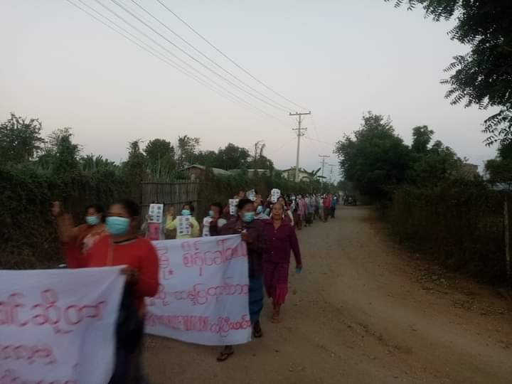 b3rry_y's tweet photo. The strike of Sonechaung Village, Yin Mar Pin marched with slogans calling for an end to the junta's perpetual repression.

#WarCrimesOfJunta #Dec12Coup
#WhatsHappeningInMyanmar https://t.co/YsSBXLAhfM