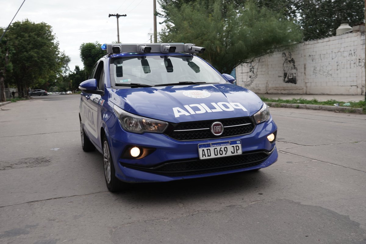 PoliciaCbaOf's tweet photo. Tras controles en Bº #Ipona y #Yapeyú, se logró la aprehensión de una mujer y tres hombres, quienes habrían cometido ilícitos en los barrios mencionados. En los procedimientos se secuestraron herramientas y prendas de vestir, entre otros elementos. https://t.co/x6WITe75R9