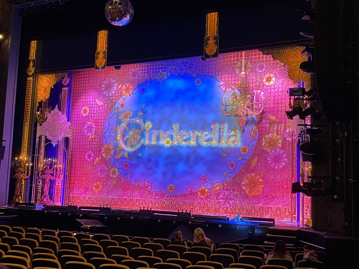 At @RegandVic with the famalam waiting for @Jonny_Wilkes  @Christian2178  @KaiKaiOwen  @NAOMISLIGHTS PANTO Time!!! 2 years in the waiting #ohyesitis