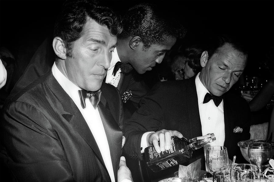 BourbonBrother's tweet photo. Happy Birthday to Frank Sinatra who was born this day in 1915.
#FrankSinatra @JackDaniels_US #sinatraselect https://t.co/ikybQuB1mc