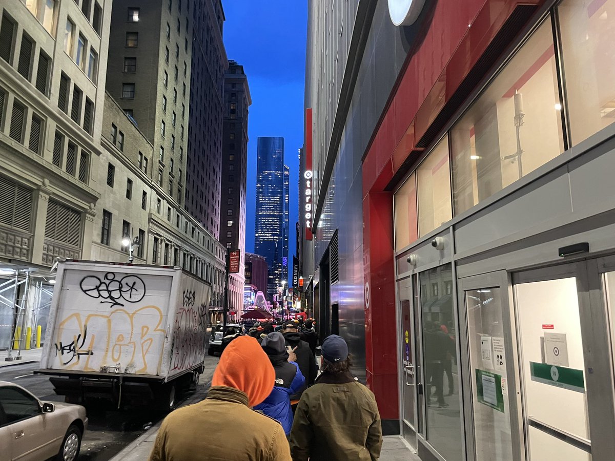 MattAdamsNYC's tweet photo. The line to get into @FEILENYC to watch the @f1 #AbuDabhiGP is 1300 people long and wrapped around 3 NYC blocks into Herald Square. In case anyone was wondering what @Netflix @BoxToBoxFilms has done for the sport 😂 #wtf1podcast https://t.co/l0CAPhBJHA