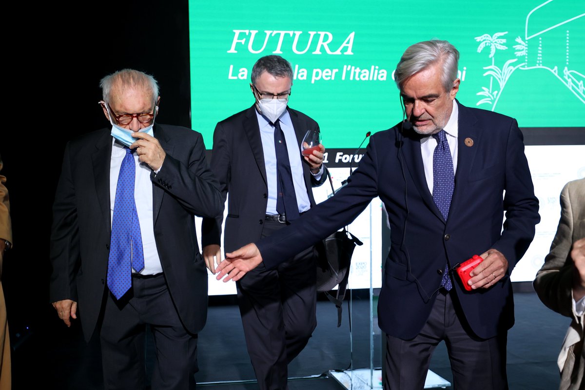 ItalyExpo2025's tweet photo. 𝙆𝙣𝙤𝙬𝙡𝙚𝙙𝙜𝙚 &amp; 𝙇𝙚𝙖𝙧𝙣𝙞𝙣𝙜 𝙒𝙚𝙚𝙠
Al Padiglione 🇮🇹 di #Expo2020Dubai il Forum di presentazione delle azioni del #PNRR dedicate all'istruzione con il coinvolgimento dei diretti beneficiari delle misure: studenti, docenti e personale scolastico https://t.co/Ogw3i90va1